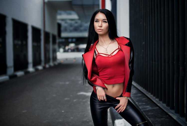 Красивая брюнетка в красной майке