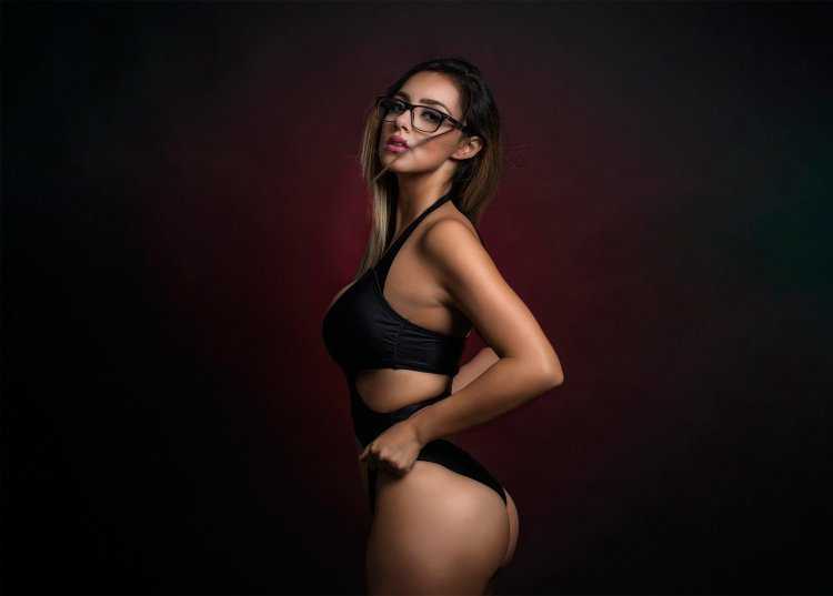 Девушки в купальниках на темном фоне