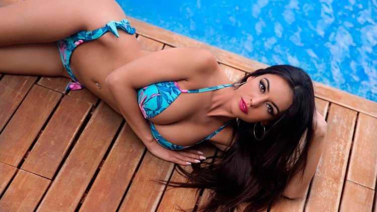 Лиззи Риан в купальнике у бассейна