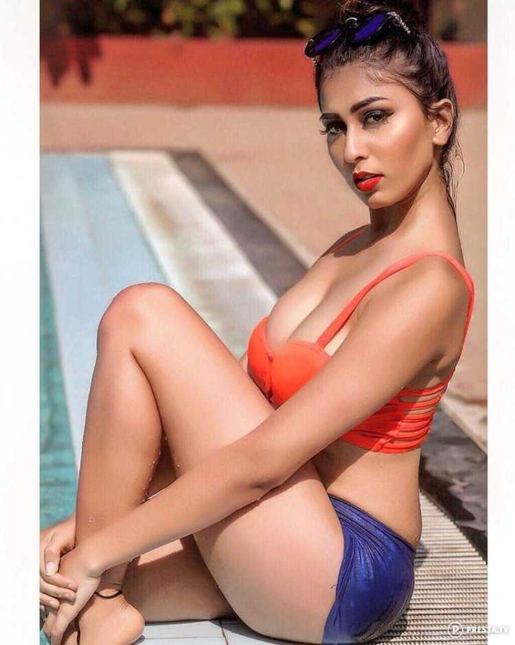 Ruma Sharma в бикини