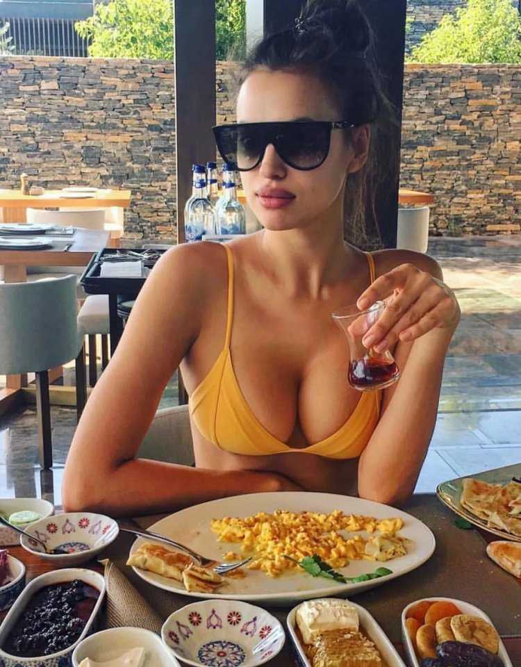 Ирина Шейк ест