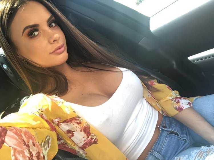 Элисон Паркер в машине