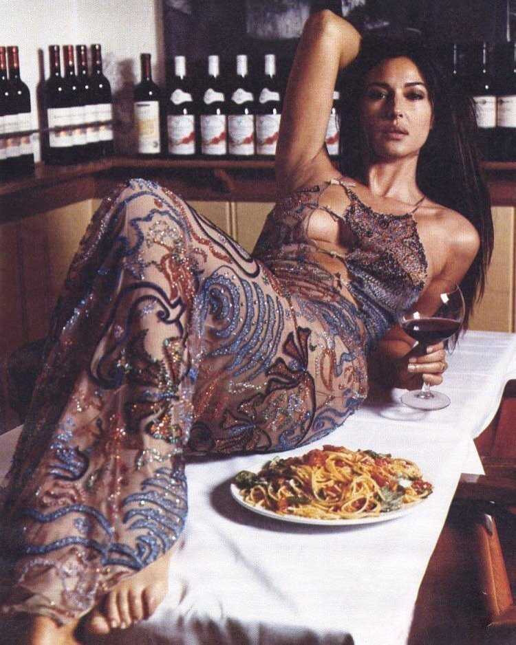 Моника Беллуччи соблазнительно позирует с бокалом вина