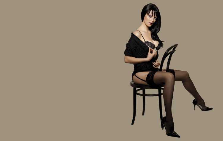Девушка на стуле