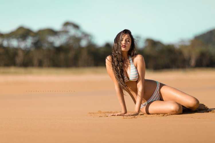 Девушка в купальнике сидит