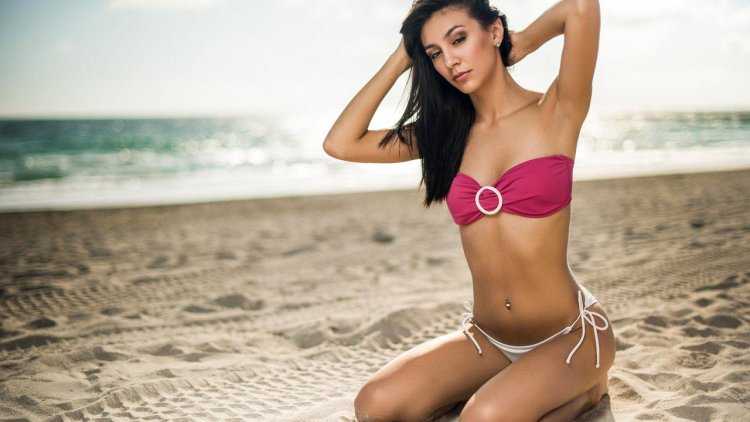 Загорелая брюнетка