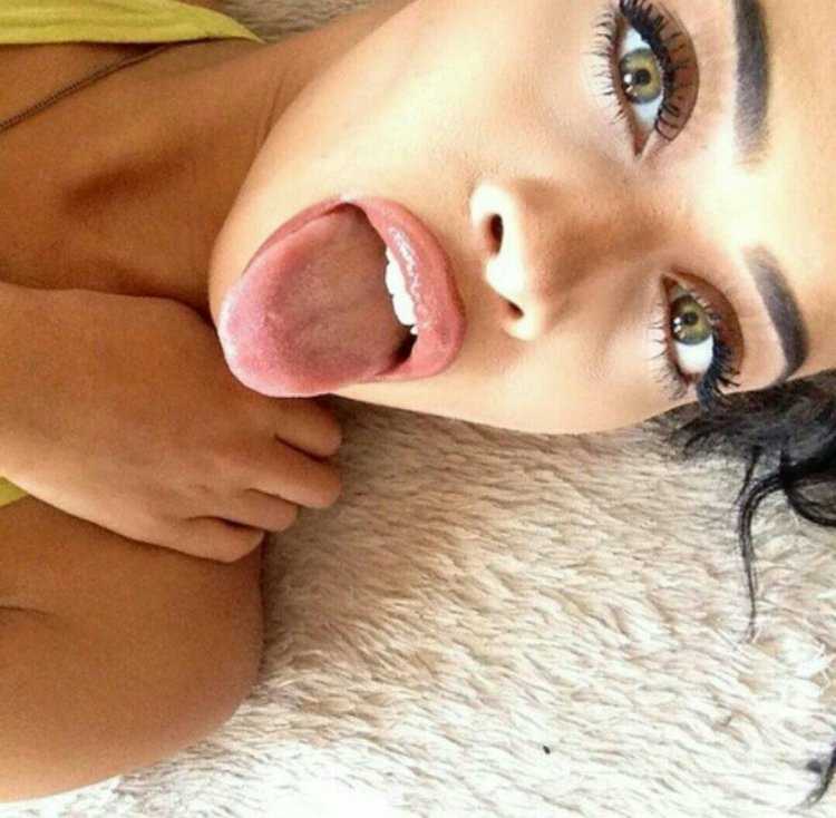 Красивые девушки с высунутым языком