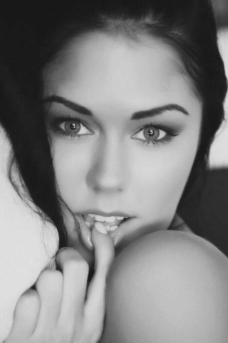 Брюнетка с синими глазами