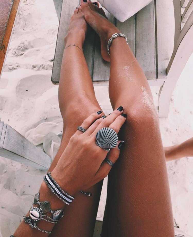 Загорелые ноги