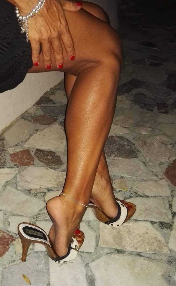Загорелые женские ножки
