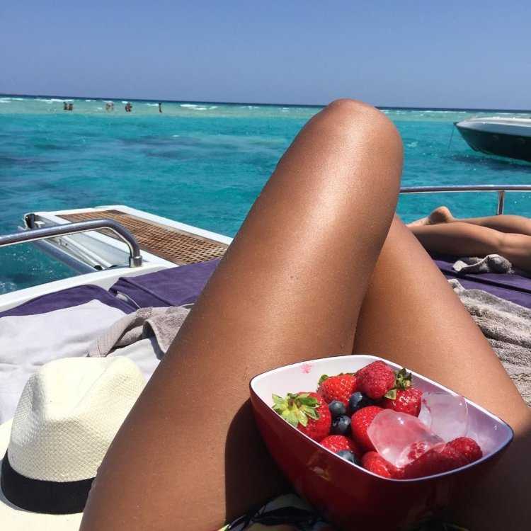 Красивые загорелые ноги