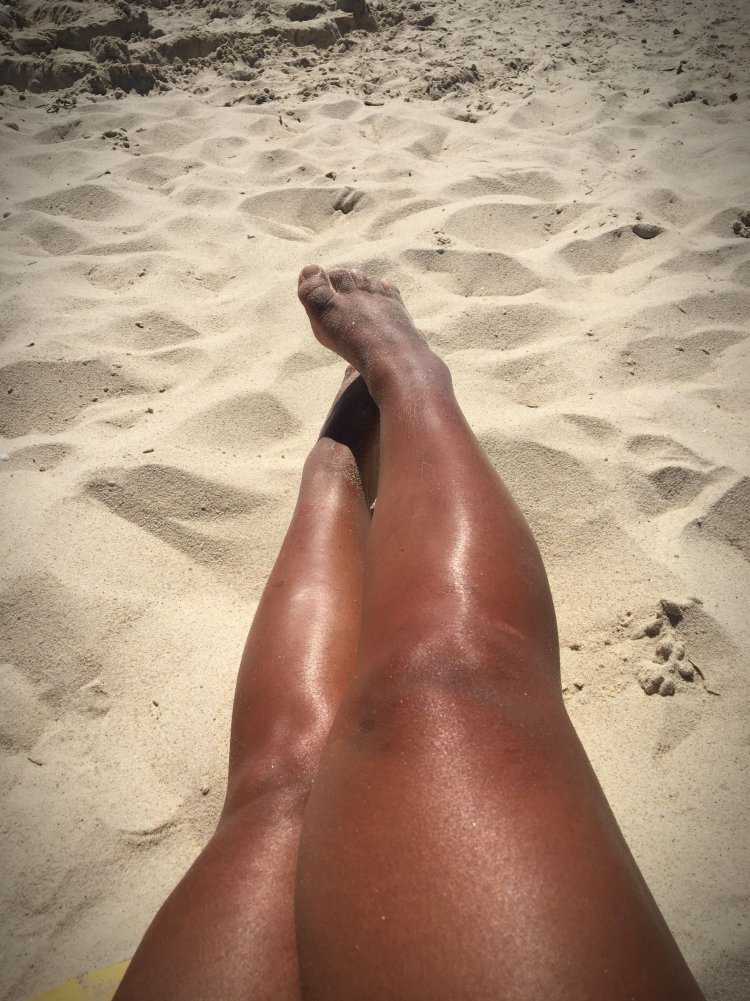 Загорелые ноги девушек