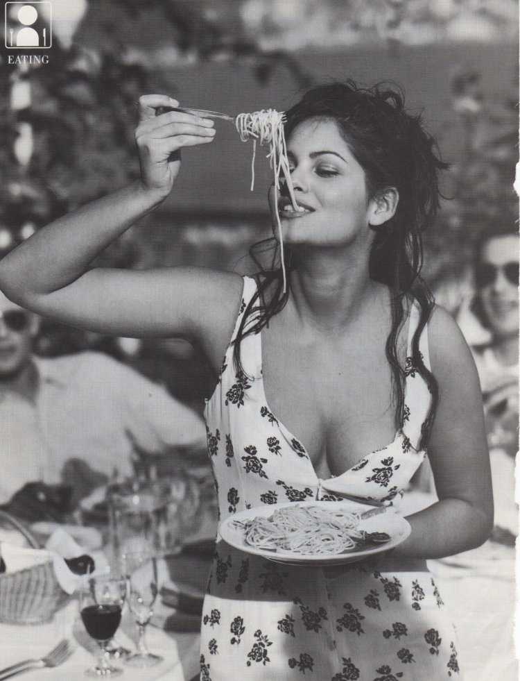 Клаудия Кардинале ест спагетти фото