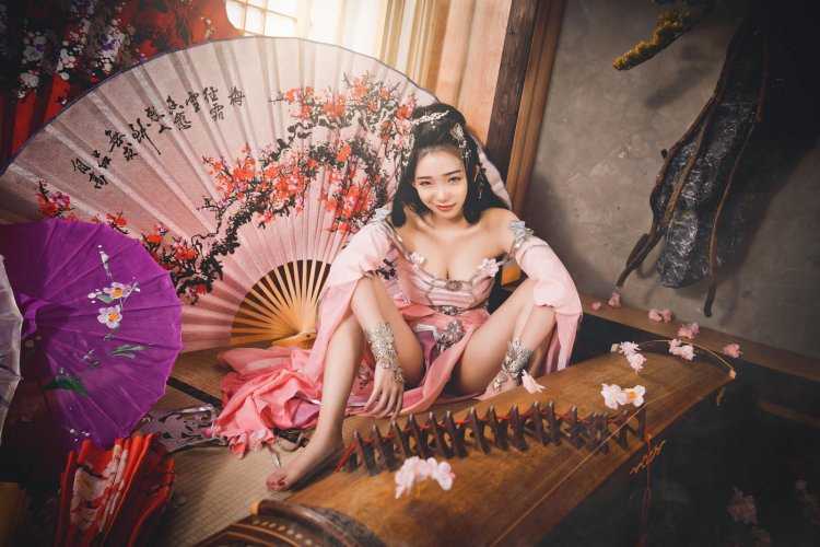 Китаянка Босая в городе