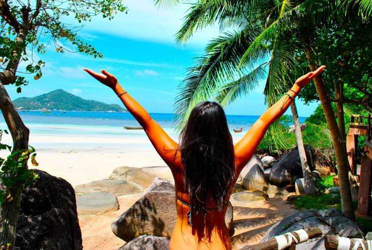 Красивая девушка на острове