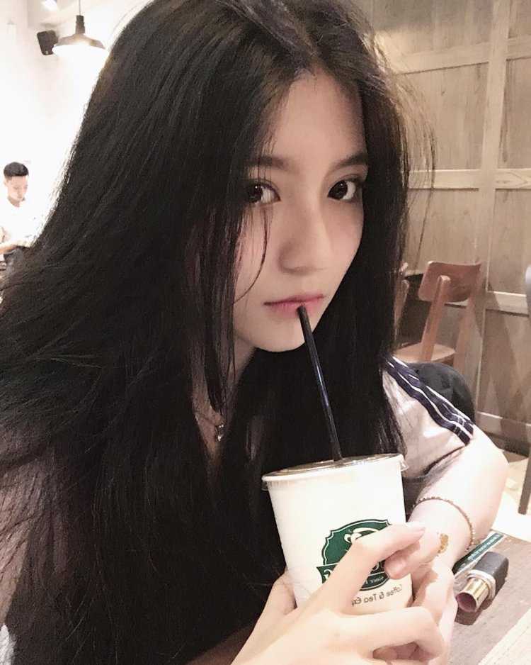 Кореянка с черными волосами селфи