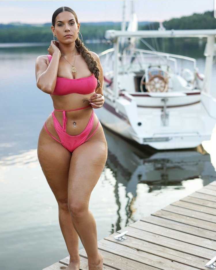 Широкие бедра и пышная попка30