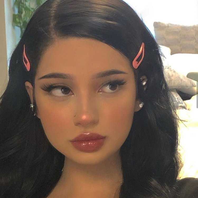 Libby Powell в платье