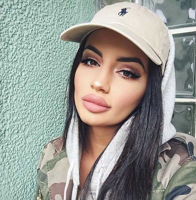 Силиконовые девушки в облегающих платьях