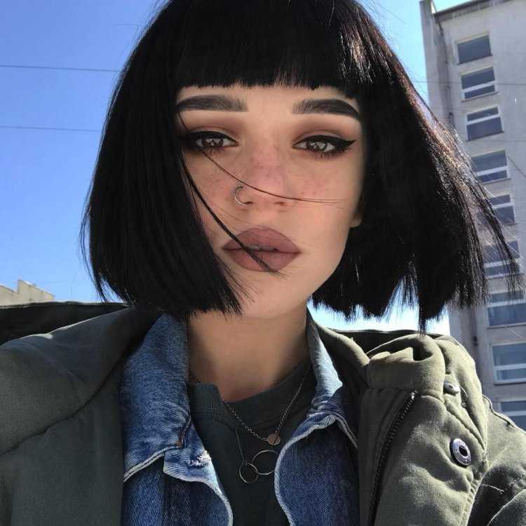 Девушка с короткими черными волосами