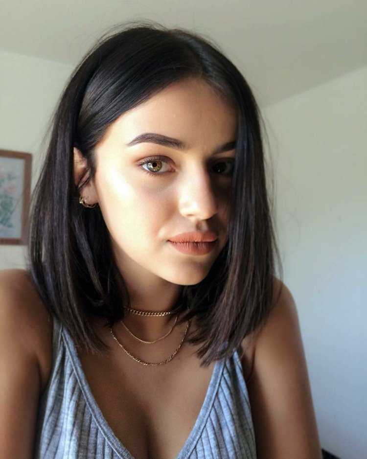 Девушка с каре