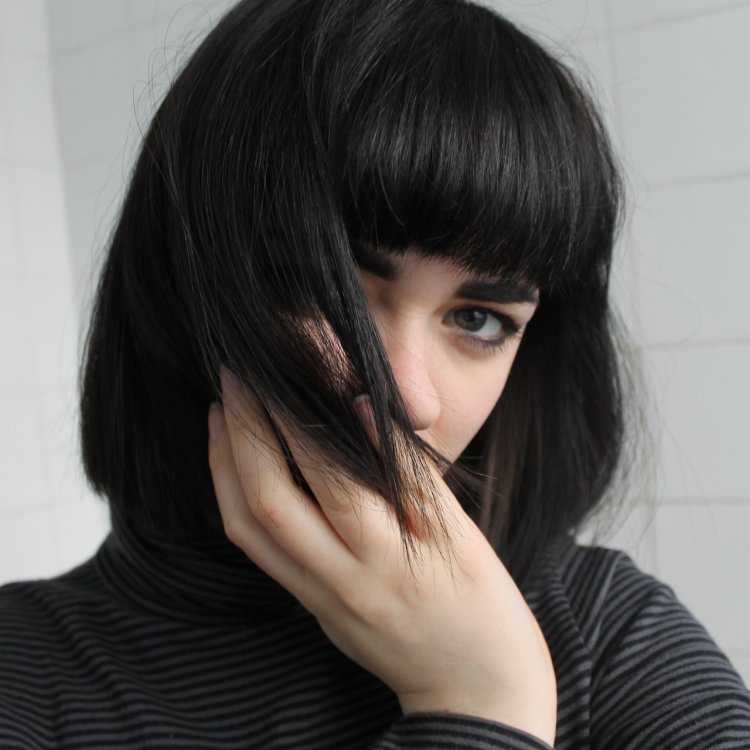 Девочка с каре черные волосы