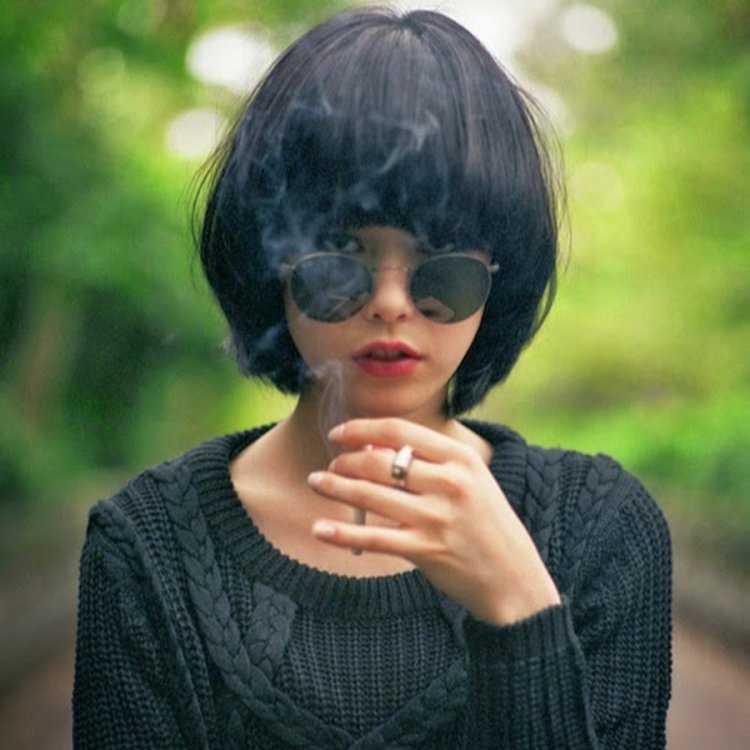 Девушка с черным каре