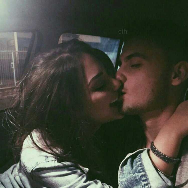 Парень с девушкой селфи