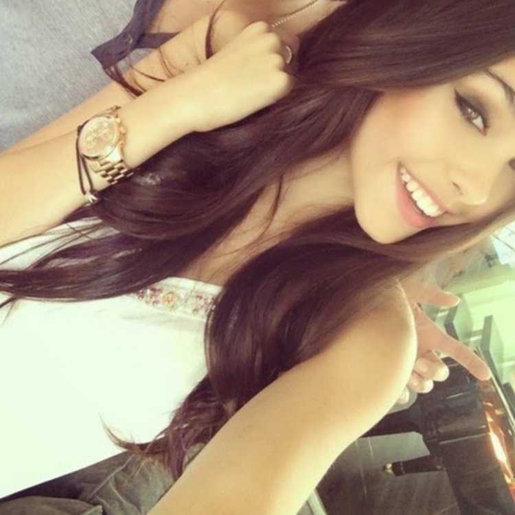 Брюнетка с длинными волосами с парнем