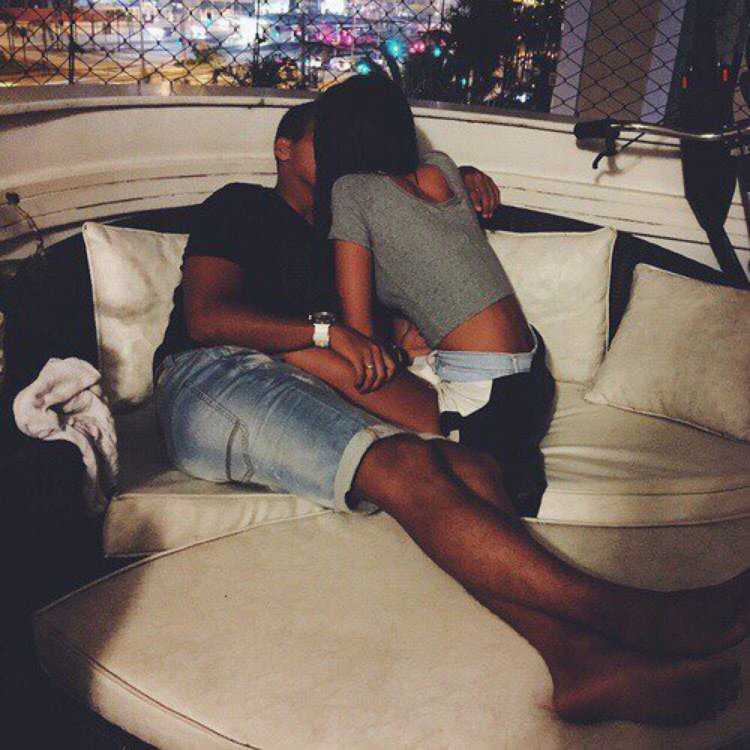 Девушка брюнетка с парнем обнимаются