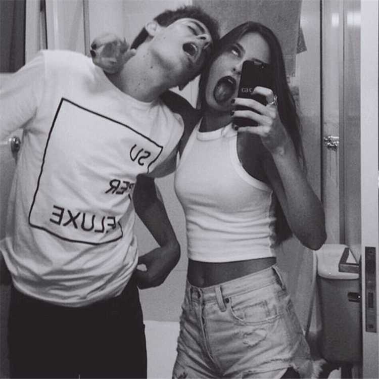 Парень с девушкой селфи