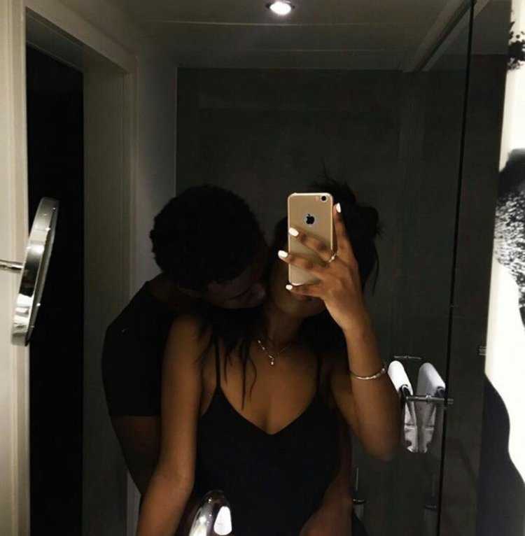 Брюнетка в зеркале