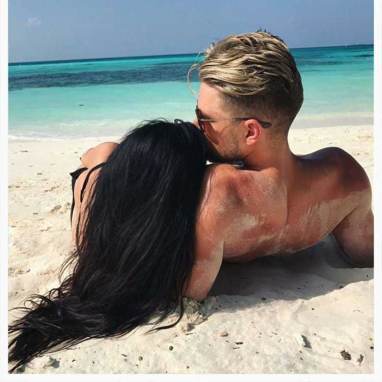 Мужчина блондин и девушка брюнетка