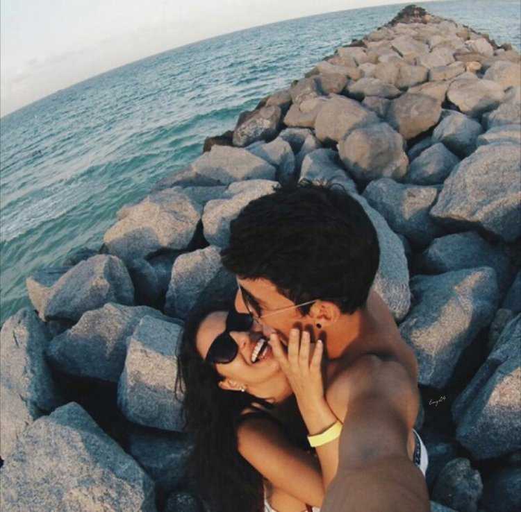 Пара на море брюнеты