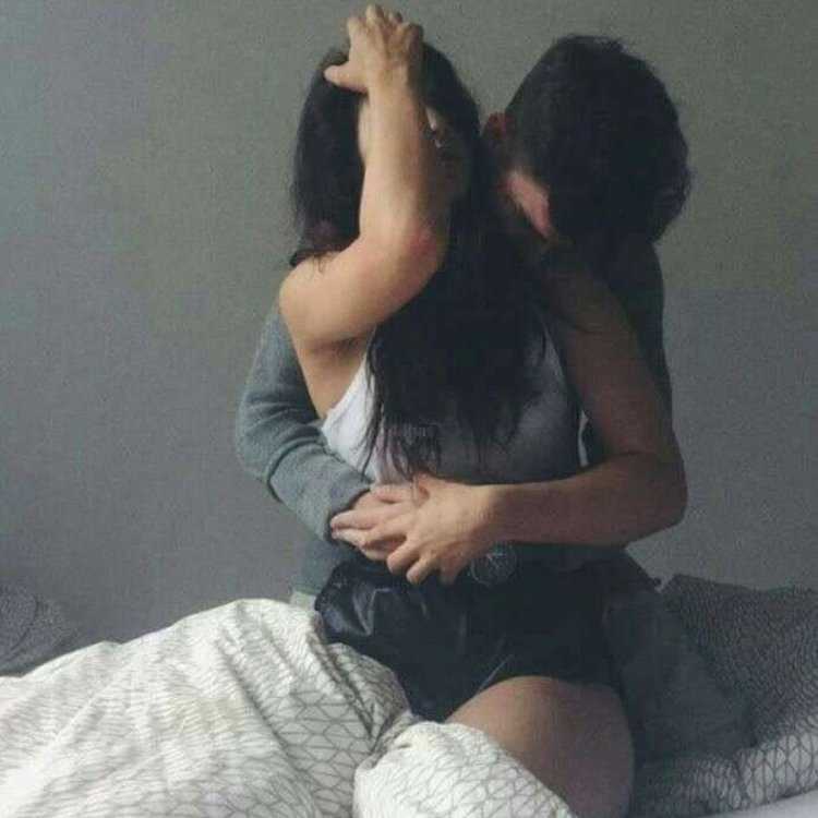 Поцелуй с брюнеткой