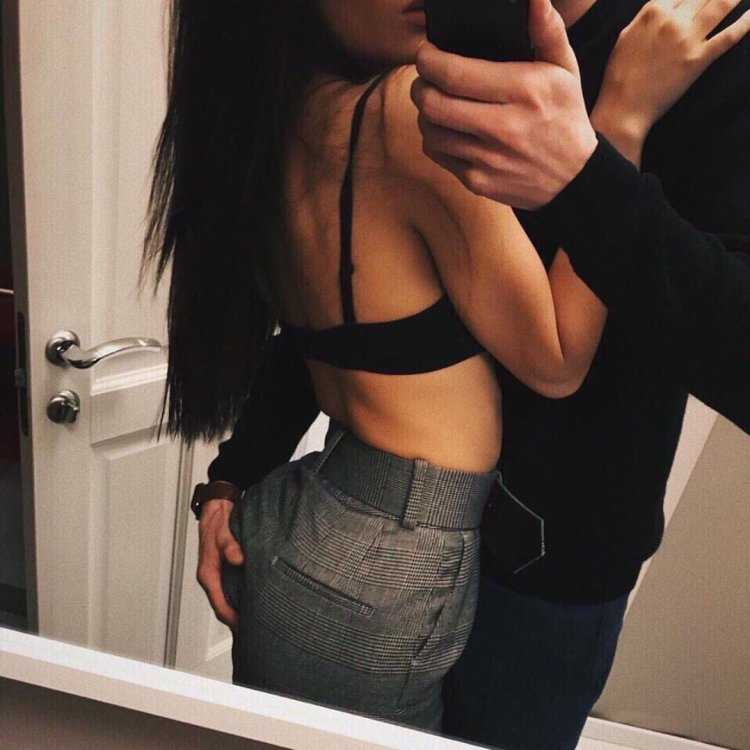 Брюнетка в зеркале