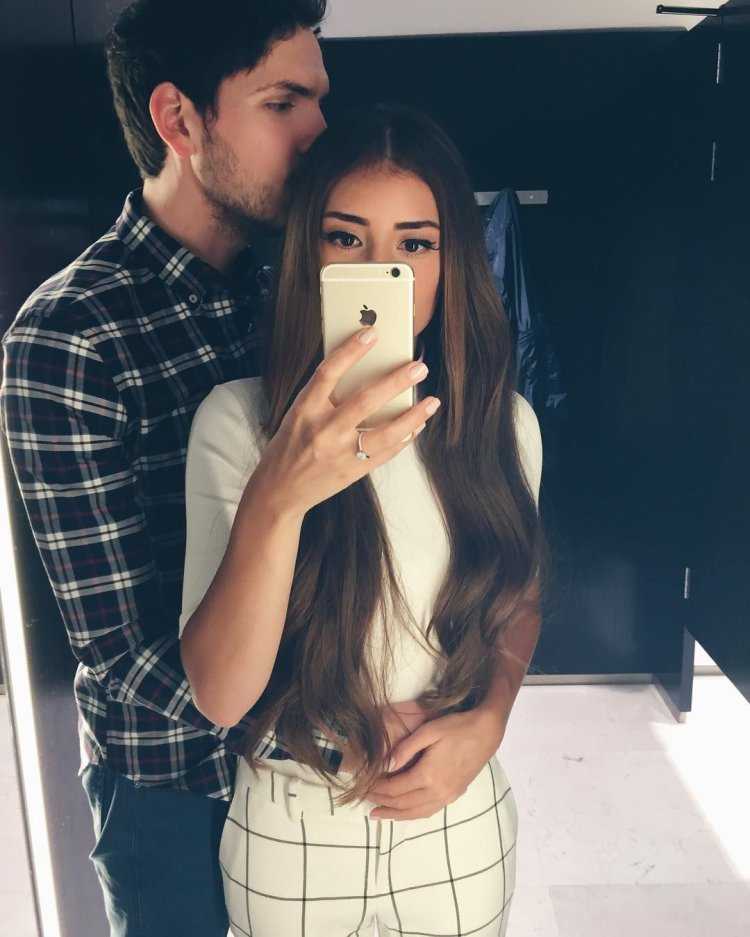 Парень сел на девушку