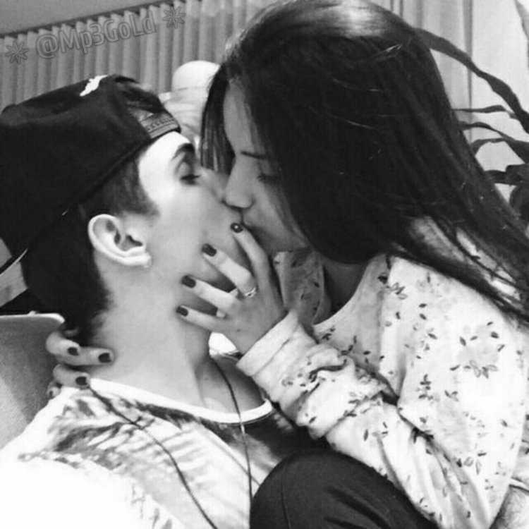 Поцелуй мальчика и девушки