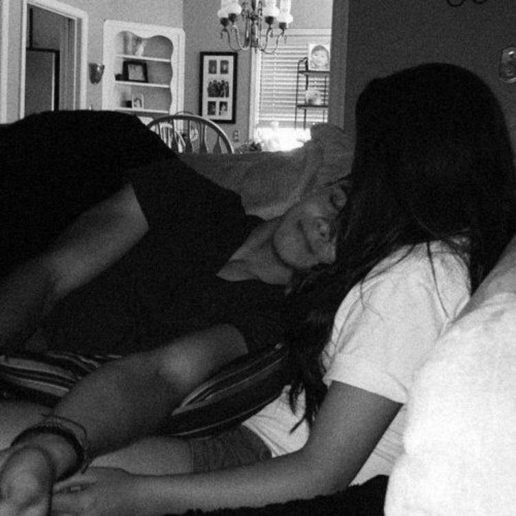 Девушка брюнетка с парнем