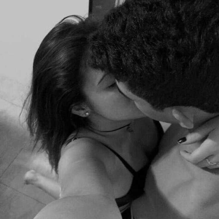 Поцелуй с брюнетом