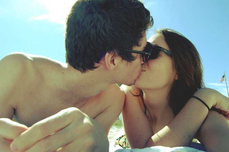 Поцелуй с брюнеткой