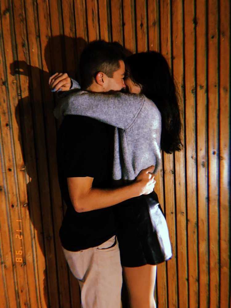 Девушка брюнетка с парнем