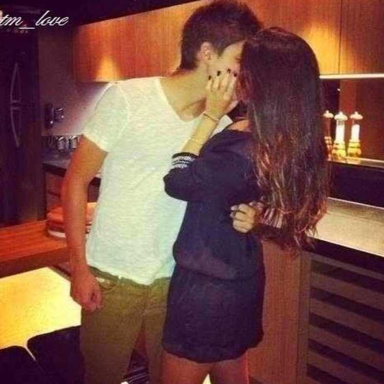 Девушка брюнетка с парнем