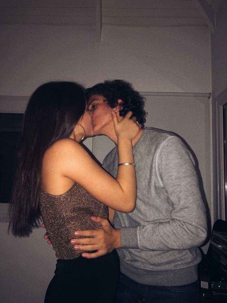 Поцелуй с брюнеткой