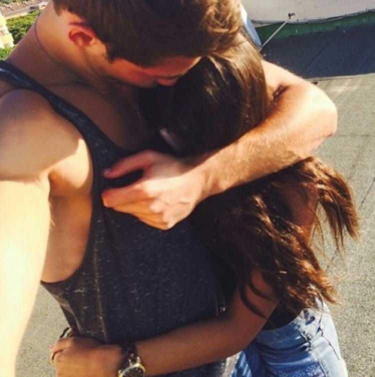 Симпатичная брюнетка с парнем50