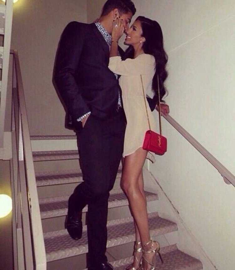 Девушка в платье с парнем