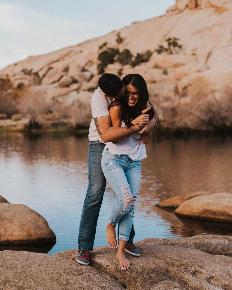 Красивая брюнетка с парнем