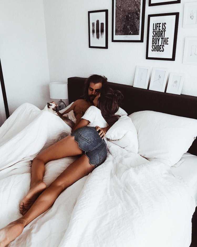 Пара в кровати