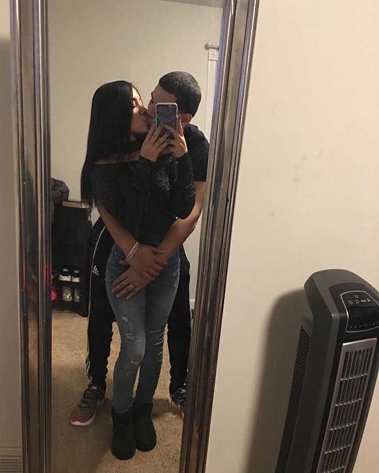 Парень с девушкой в зеркале