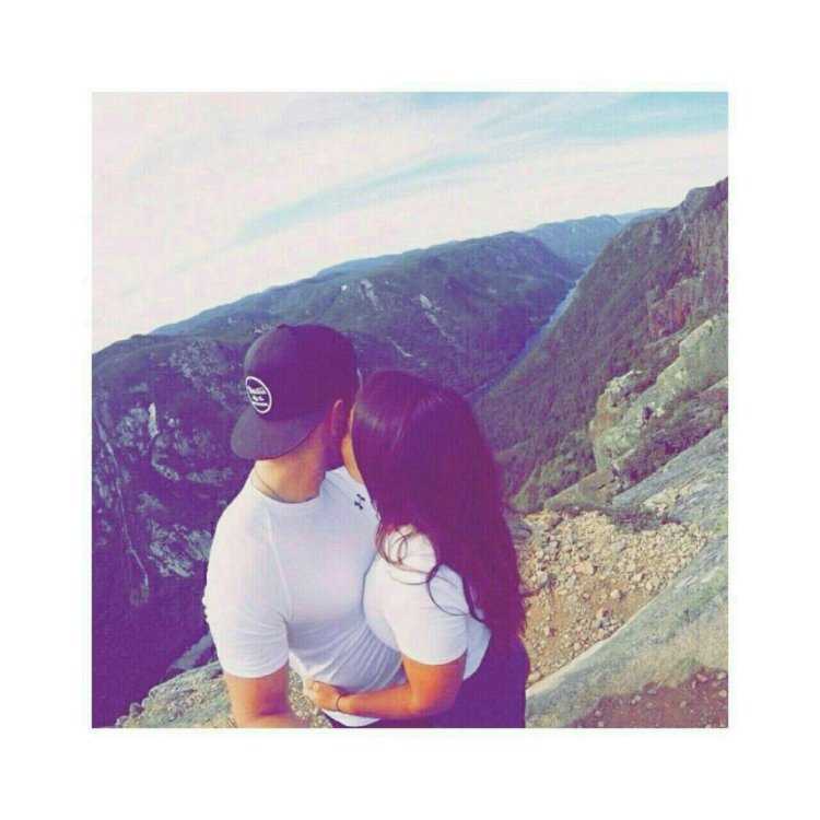 Симпатичная брюнетка с парнем26